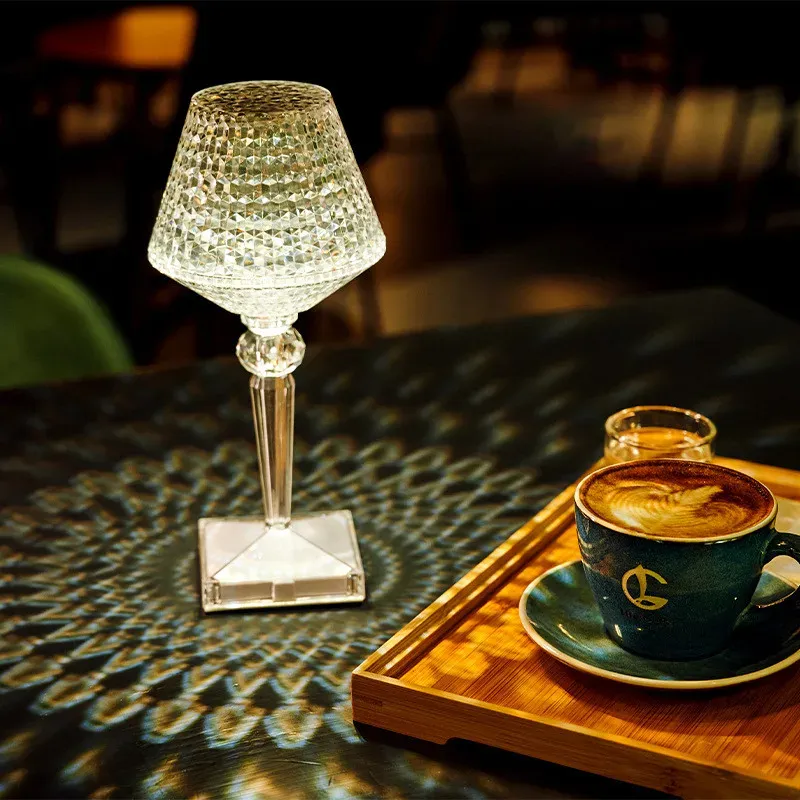 This 16-color crystal table lamp is a popular online ambient light. It looks ordinary on the surface, but it's really beautiful when turned on.