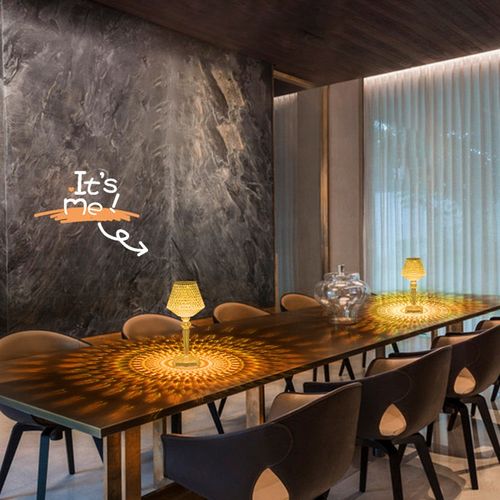 This 16-color crystal table lamp is a popular online ambient light. It looks ordinary on the surface, but it's really beautiful when turned on.