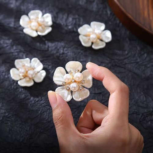 Petal-shaped button flap, clothing accessories
