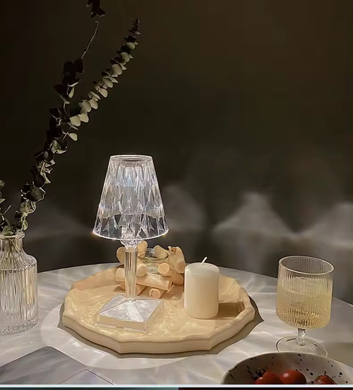This 16-color crystal table lamp is a popular online ambient light. It looks ordinary on the surface, but it's really beautiful when turned on.