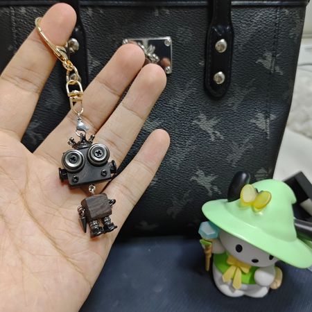 Chrobo – a series of small camera-style handmade punk-style robots, necklaces and bag charms 复制