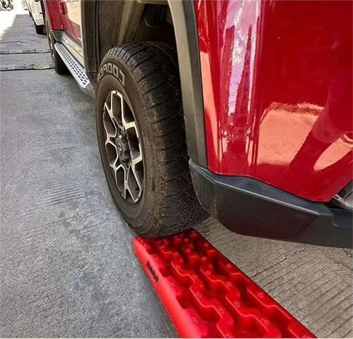 Outdoor vehicle recovery using traction boards