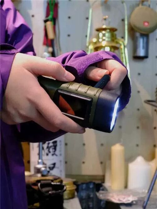 Hand Crank Solar Emergency Flashlight, Portable LED Torch for Power Outage, Emergency Phone Trickle Charge for Home Outdoor Use