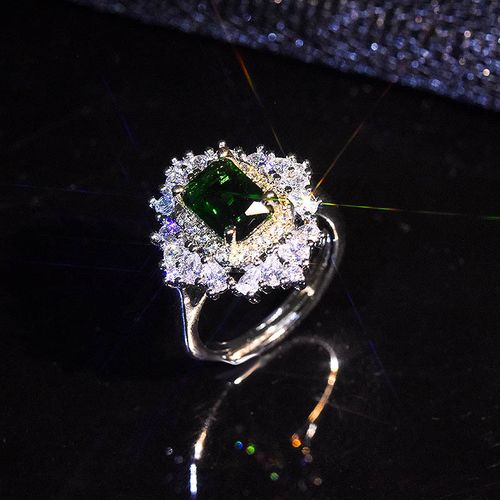 Luxurious and Dazzling Imitation Emerald Diamond-Embedded  Ring