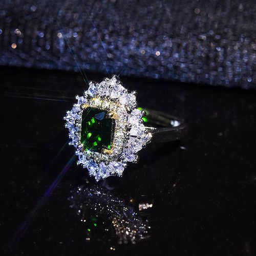 Luxurious and Dazzling Imitation Emerald Diamond-Embedded  Ring