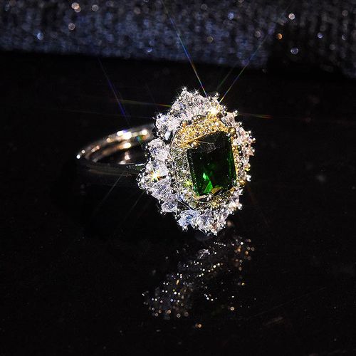 Luxurious and Dazzling Imitation Emerald Diamond-Embedded  Ring