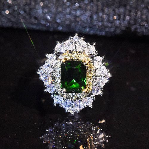 Luxurious and Dazzling Imitation Emerald Diamond-Embedded  Ring