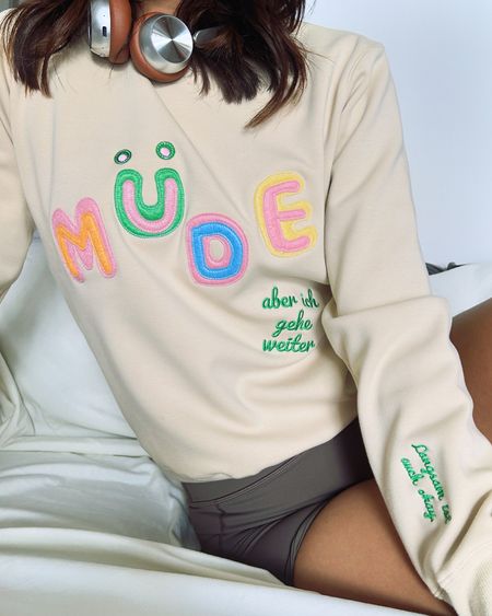 Cozy "Müde But Motivated" Crewneck Sweatshirt – Your Go-To for Fall Comfort & Mindful Moments