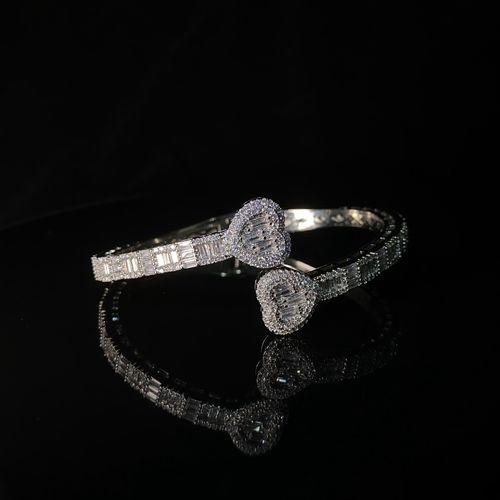 Icy Full Diamond Heart Bracelet The main body is made of exquisite metal. The heart shape and the bracelet body are fully inlaid with bright moissanite diamonds, and the design is exquisite and gorgeous. It is equipped with a buckle design, and the special size is suitable for all people. It is unisex and can easily show noble and luxurious texture.