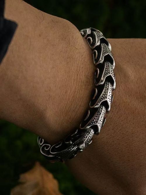 **High-End Retro Distressed Dragon Pattern Invisible Clasp Plus-Size Bracelet, Niche Design Statement Piece for Guys into Punk Rock Style, Streetwear-Ready Edgy Accessory**