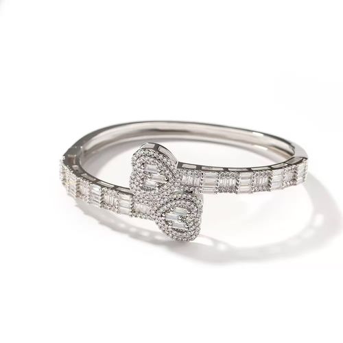 Icy Full Diamond Heart Bracelet The main body is made of exquisite metal. The heart shape and the bracelet body are fully inlaid with bright moissanite diamonds, and the design is exquisite and gorgeous. It is equipped with a buckle design, and the special size is suitable for all people. It is unisex and can easily show noble and luxurious texture.