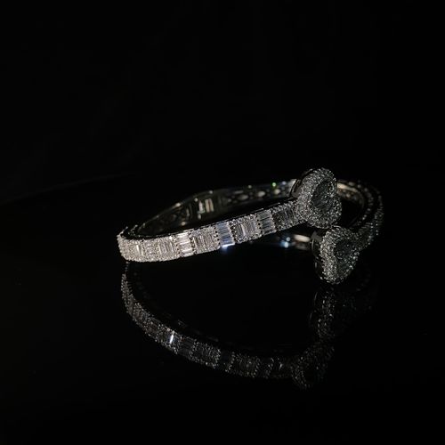 Icy Full Diamond Heart Bracelet The main body is made of exquisite metal. The heart shape and the bracelet body are fully inlaid with bright moissanite diamonds, and the design is exquisite and gorgeous. It is equipped with a buckle design, and the special size is suitable for all people. It is unisex and can easily show noble and luxurious texture.