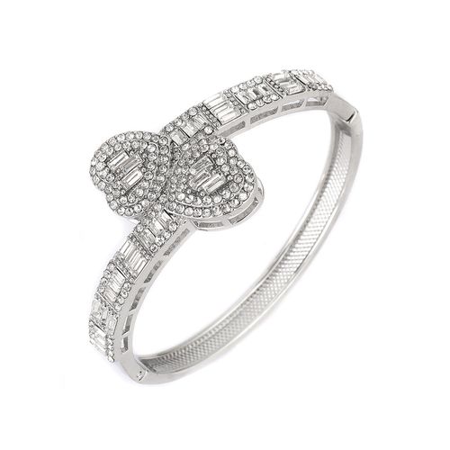 Icy Full Diamond Heart Bracelet The main body is made of exquisite metal. The heart shape and the bracelet body are fully inlaid with bright moissanite diamonds, and the design is exquisite and gorgeous. It is equipped with a buckle design, and the special size is suitable for all people. It is unisex and can easily show noble and luxurious texture.