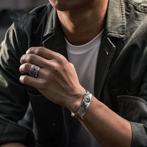 Vintage Aged Silver Ring with Black Crystal, Baroque Pattern Wide Open Ring, Niche Design Finger Ring for Trendy Men, Comes with an Exquisite Gift Box