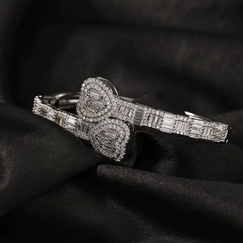 Icy Full Diamond Heart Bracelet The main body is made of exquisite metal. The heart shape and the bracelet body are fully inlaid with bright moissanite diamonds, and the design is exquisite and gorgeous. It is equipped with a buckle design, and the special size is suitable for all people. It is unisex and can easily show noble and luxurious texture.