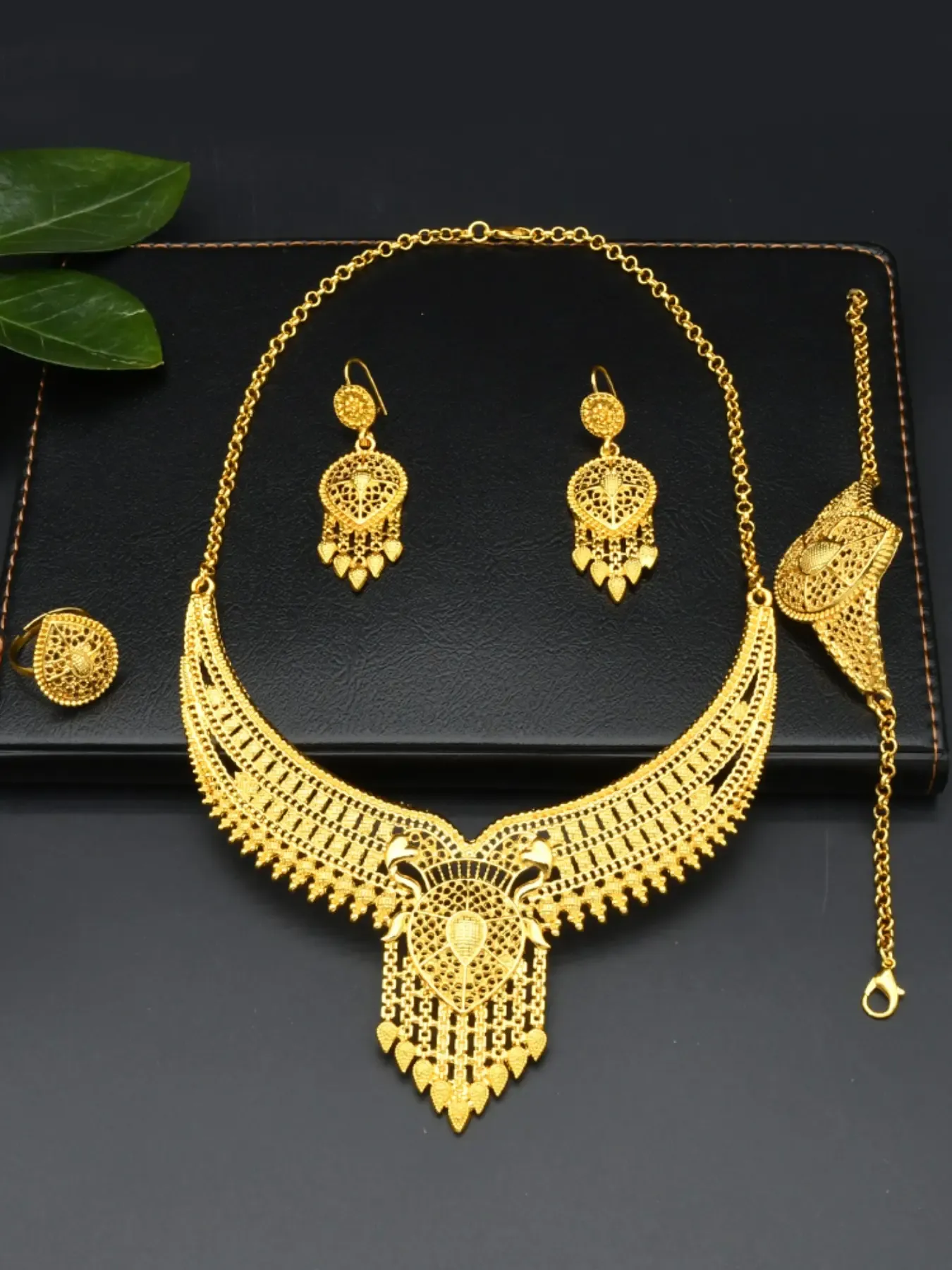 Conjunto de Joias Dourada 4 Peças Luxo Noiva Angolana, Revestimento Ouro 24K, Colar Gargantilha Brinco Anel Pulseira para Casamento, Entrega em Casa Luanda