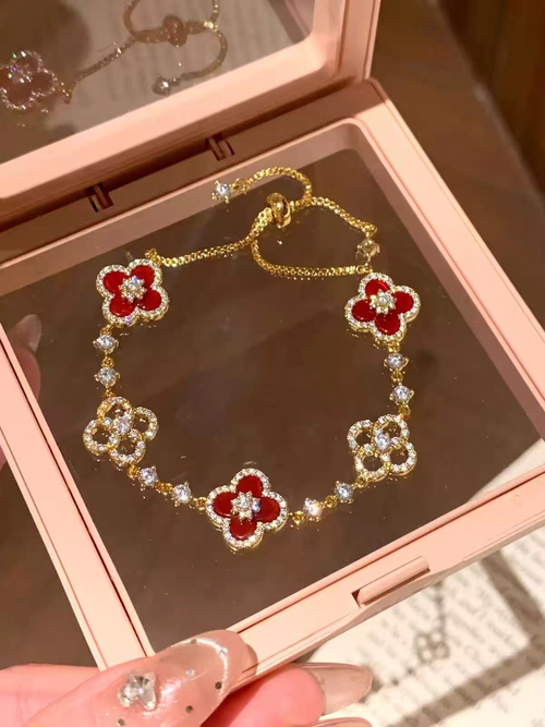 Luxury Four Leaf Clover Bracelet Red Agate Zircon Gold Plated Fashion Women Bracelet Jewelry Gift for Her Daily Party Wear