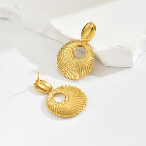 Fashionable Waterproof Alloy Earrings: New Luxury Shell Earrings, Versatile Gold Striped Hollow Stud Earrings for Women