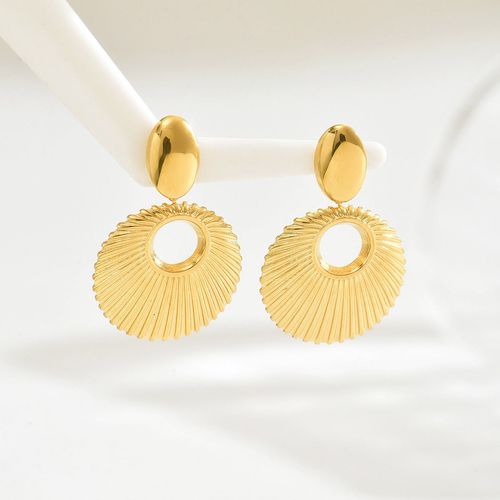 Fashionable Waterproof Alloy Earrings: New Luxury Shell Earrings, Versatile Gold Striped Hollow Stud Earrings for Women