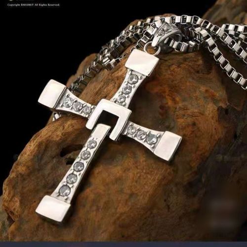 ✨A stunning zirconia cross necklace✝️ with a luxurious feel💎