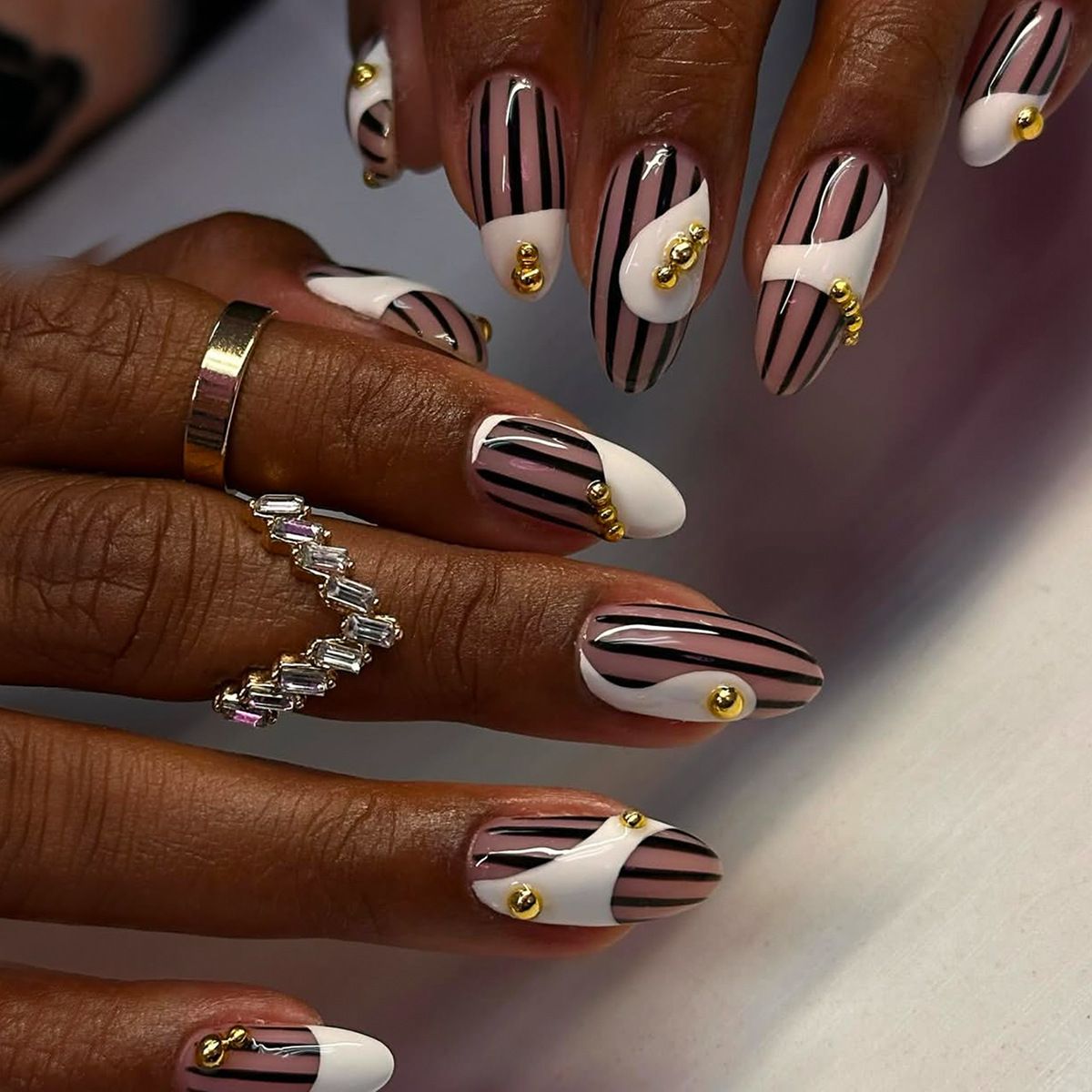 French striped milky white flow pattern almond-shaped nail art