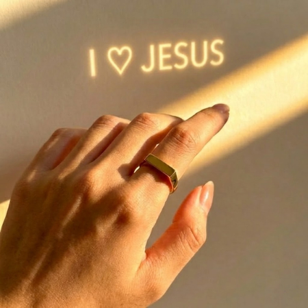 The Secret Light Projection Ring