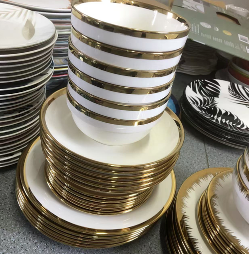 Conjunto de jantar com 18 peças e borda dourada