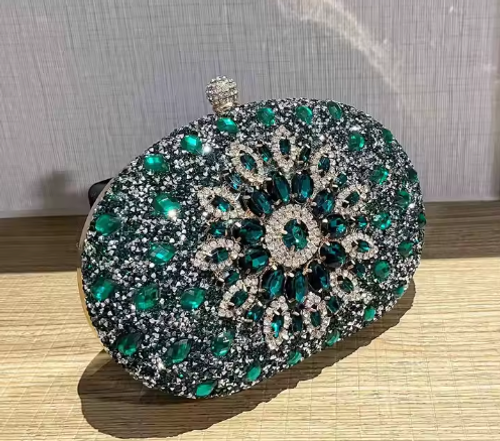 Carteira Verde Esmeralda – Design com Strass, Detalhes Dourados, Fecho Seguro
