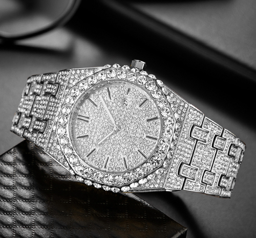 Relógio de luxo com diamantes de laboratório Iced Out, com diamantes baguete e pedras preciosas, movimento a quartzo, caixa de aço e pulseira de couro.