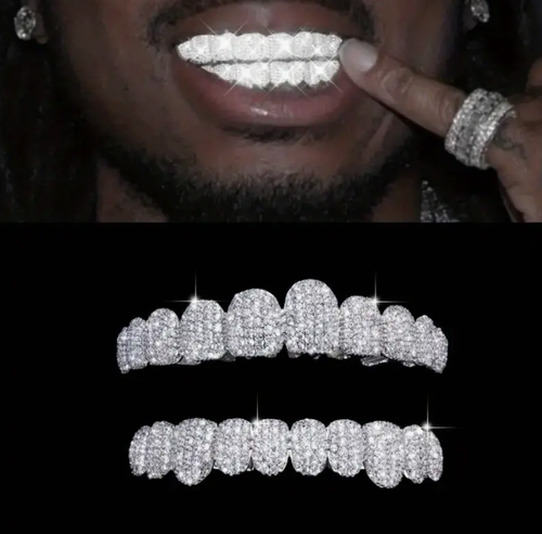 Conjunto de 2 peças de grelhas dentárias de hip hop com zircônia cúbica sintética, incluindo 20 dentes para as partes superior e inferior. Este acessório de moda é adequado para homens e mulheres, ideal para festas, cosplay de Halloween e eventos temáticos de rap. Acompanha uma caixa de presente.​