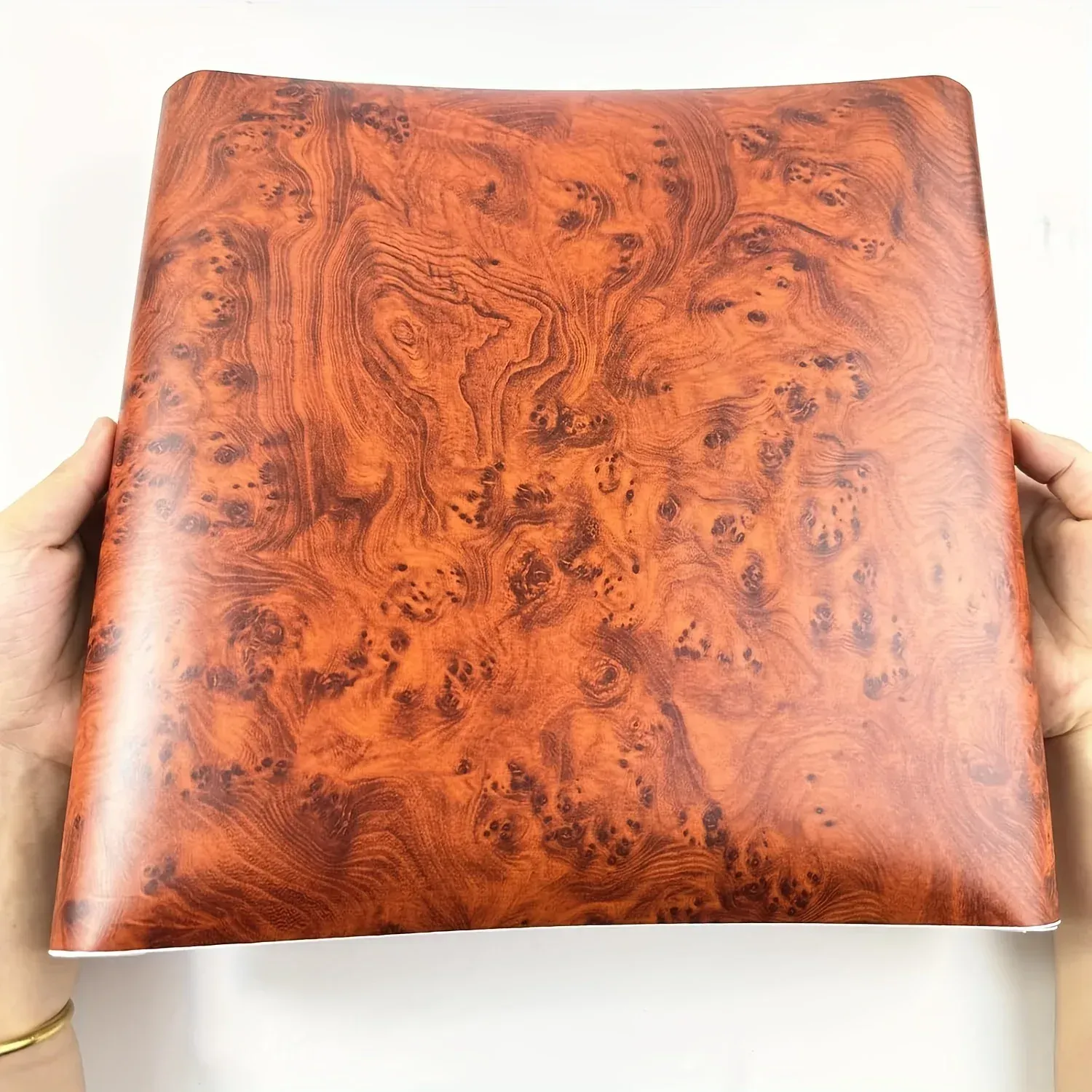 ملصق فينيل لتغليف داخلية السيارة بنقشة خشب البرل  (Burl Wood)، مقاس 30×120 سم، بلمسة نهائية لامعة وملمس خشبي، مخصص للوحة القيادة والكونسول الوسطي.