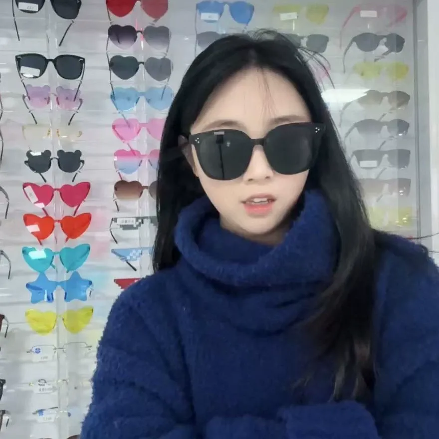 Wholesale Bulk UV400 Sunglasses – Classic Oversized Black Square Shades for Women, Anti-Glare Eyewear