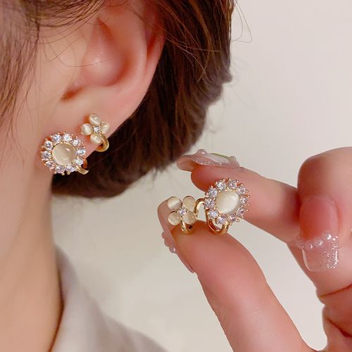 50% OFF Light Luxury Fashion High-end Simple Cat's Eye Stone Flower Alloy Earrings