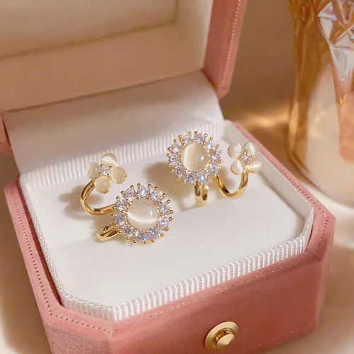50% OFF Light Luxury Fashion High-end Simple Cat's Eye Stone Flower Alloy Earrings