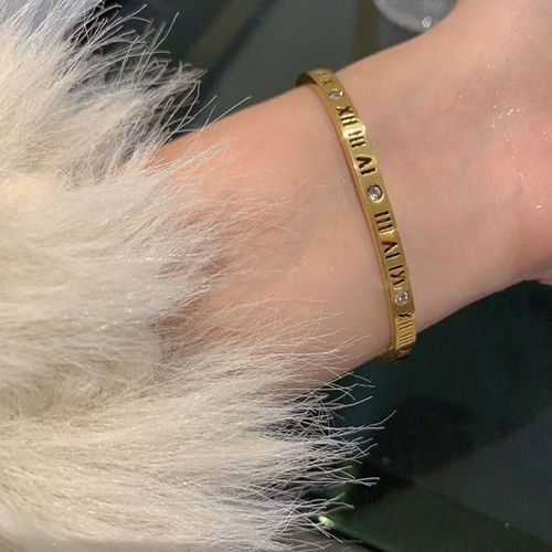 Made of titanium steel, non-fading~ Roman numeral delicate bracelet and bangle set (three-piece set)