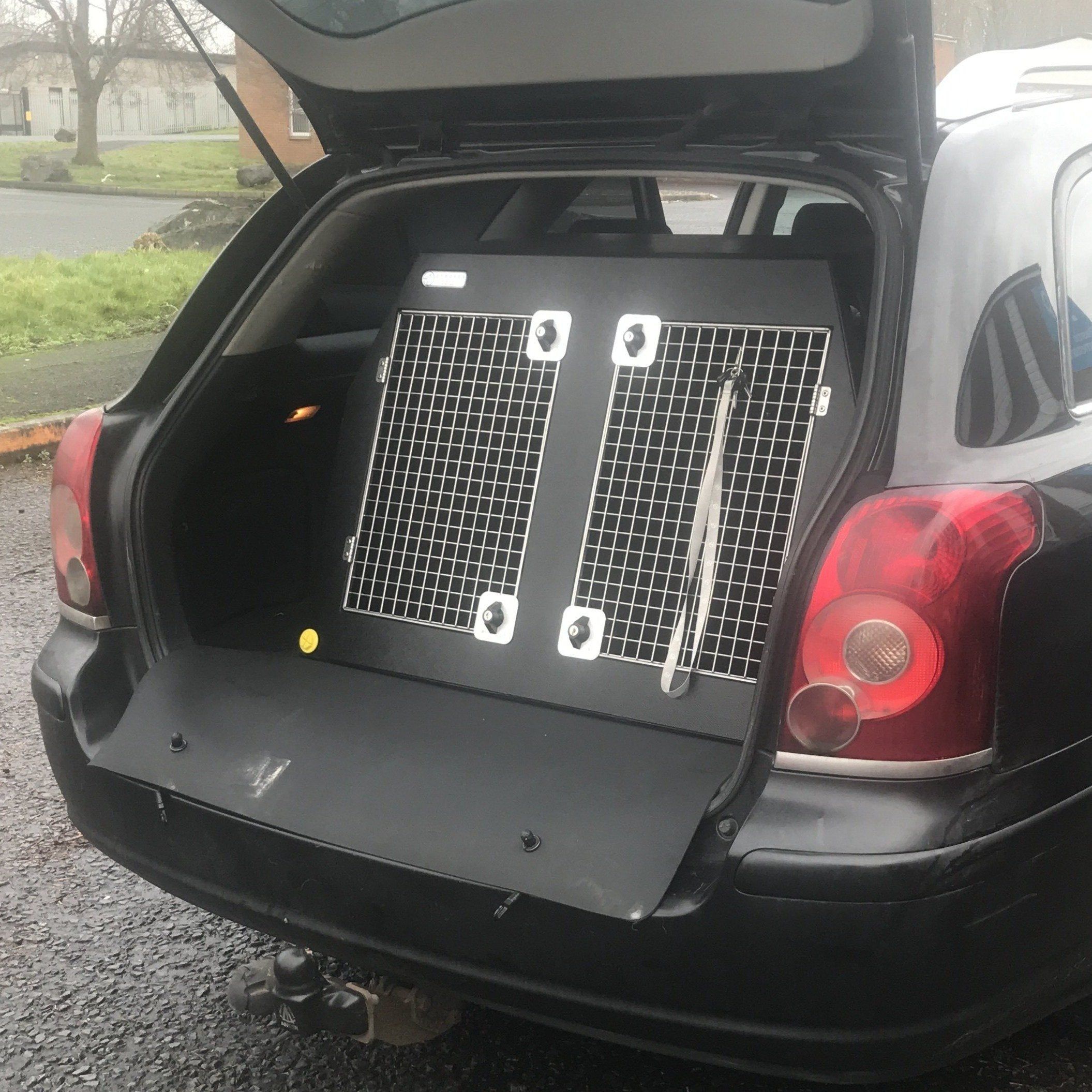 Toyota Avensis Tourer | 2003-2009 | Dog Travel Crate | The DT 4