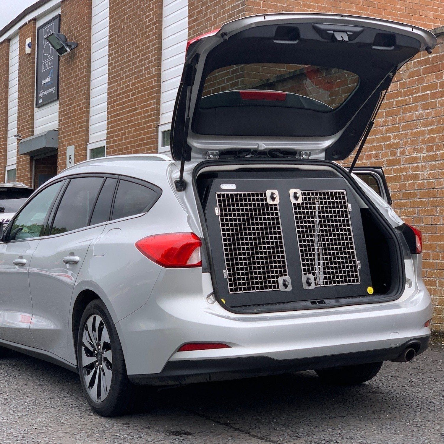 Ford Focus Estate | 2018-Present | Dog Travel Crate | The DT 3