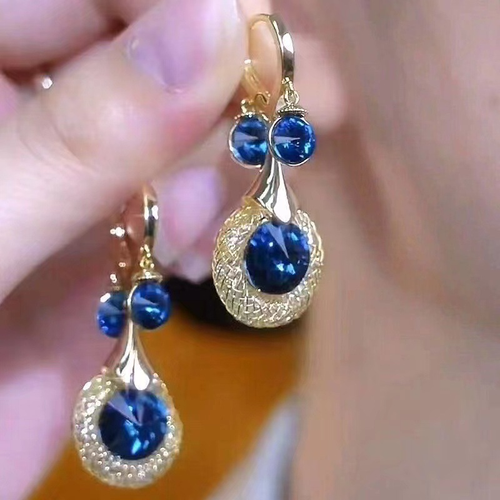 New blue drop crystal ear pendants of gold-wired blue crystal earrings, delicate and luxurious.