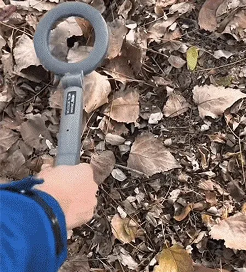 Handheld Highly Sensitive Metal Detectors Built-in copper wire induction coilQuick detection induction It can detect a depth of fiye meters underground