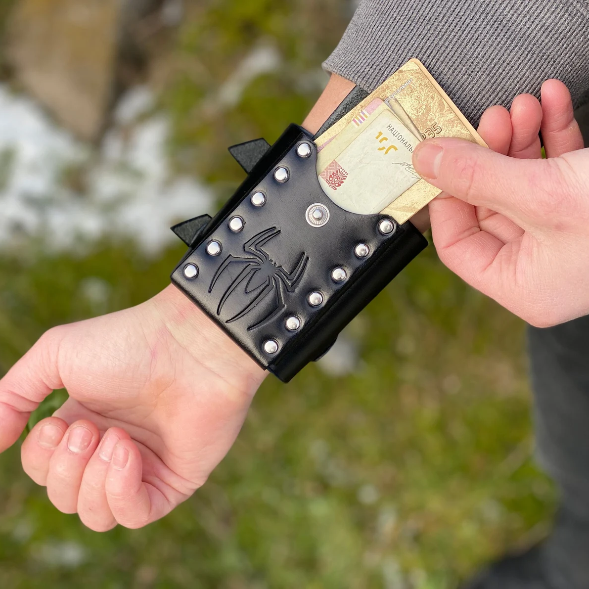 Handgelenksgeldbörse mit individueller Prägung, personalisiertes Lederarmband mit Kartenhalter - Spinne