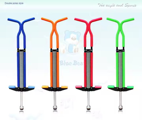 Exercício ao ar livre para crianças equilíbrio mãos segurando vara de saltar pogo stick