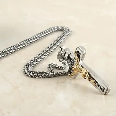 Pendente Cruz em Aço Inoxidável da Halo Accessories com Design Elegante e Inscrições - Acessório de Moda Masculina para um Estilo Respeitoso e Resistente.
