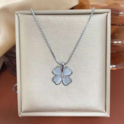 Dainty Four-Leaf Clover Pendant Necklace - TikTok Viral Style, Minimalist Ins Trendy Design, Versatile Clavicle Chain for Women