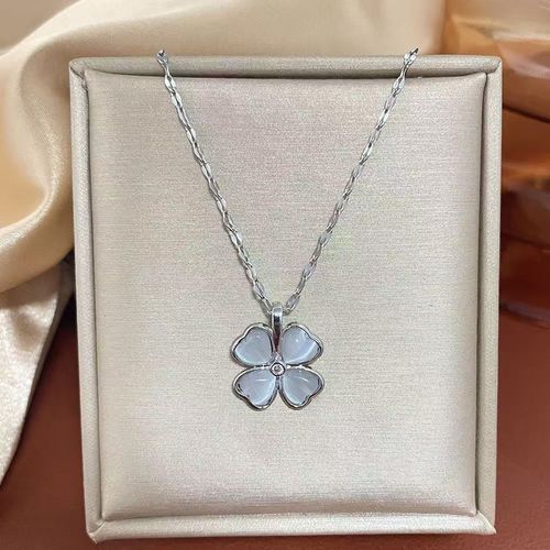 Dainty Four-Leaf Clover Pendant Necklace - TikTok Viral Style, Minimalist Ins Trendy Design, Versatile Clavicle Chain for Women