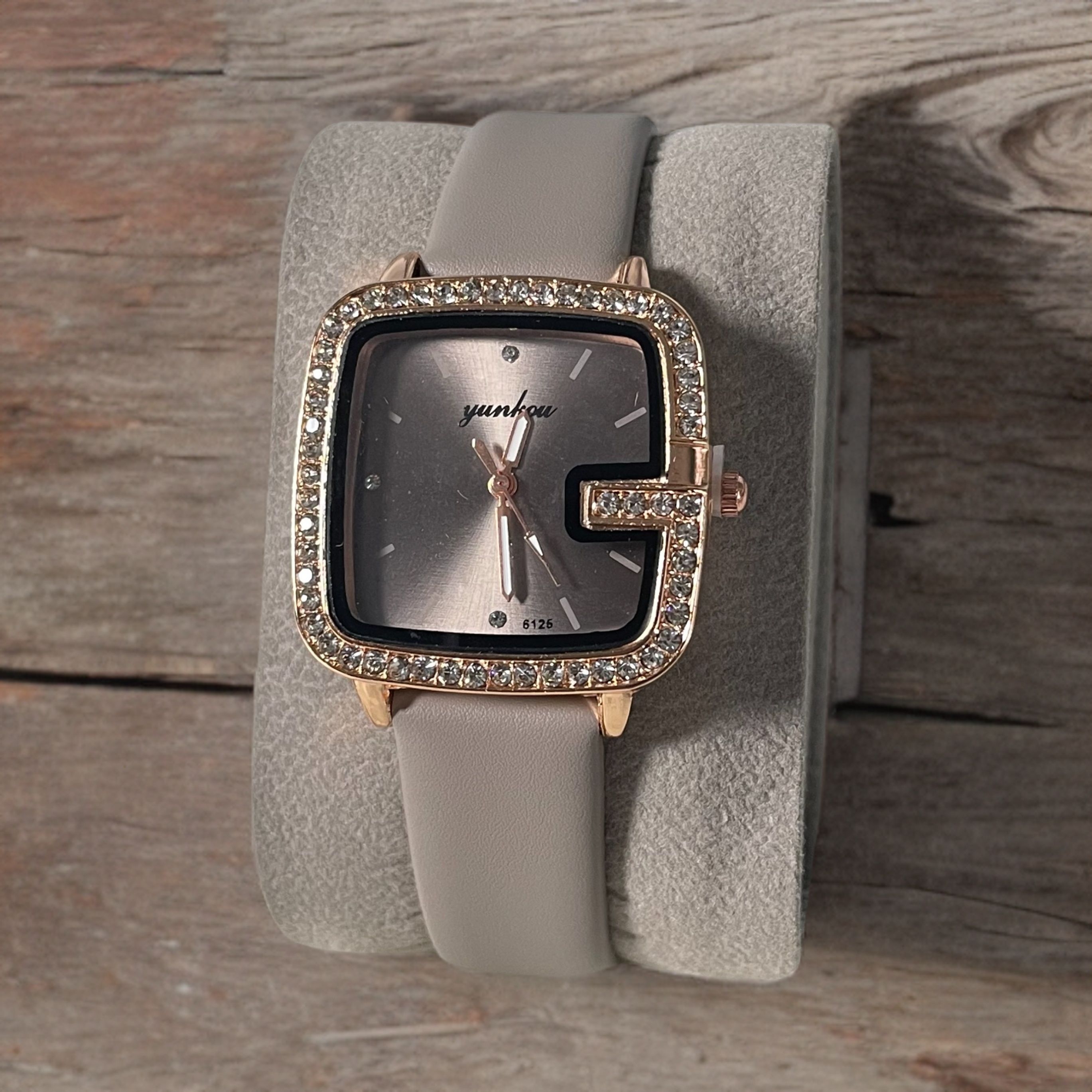 Fashion women's watch M series
