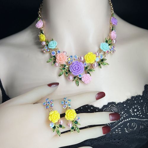 Camellia-shaped necklace matching set with light luxury texture