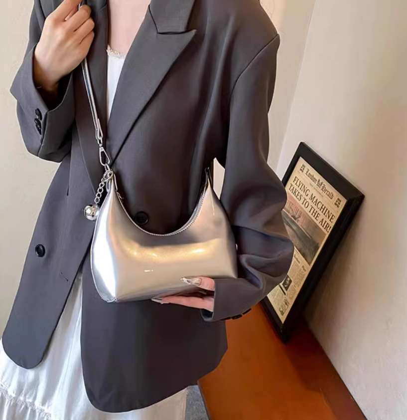 夏天银色手提腋下包包女式2025新款高级感轻奢小众高端大气斜挎包