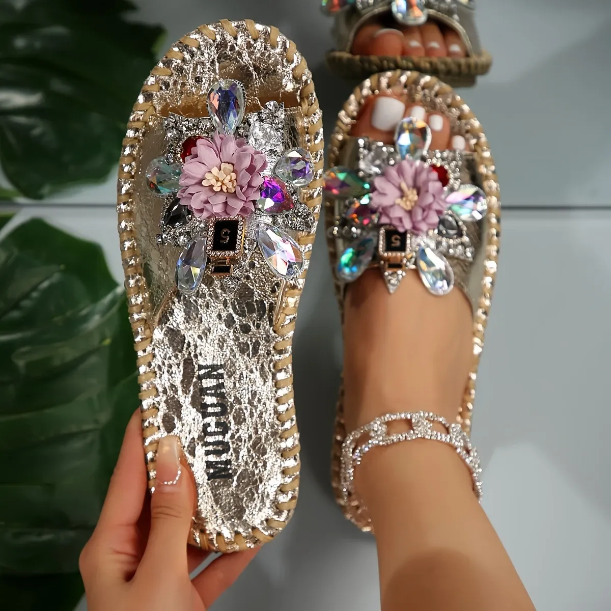 Summer 2025 new flat-bottomed rhinestone flower open-toe flip-flops, European and American fashion, casual large-sized sandals for outerwear