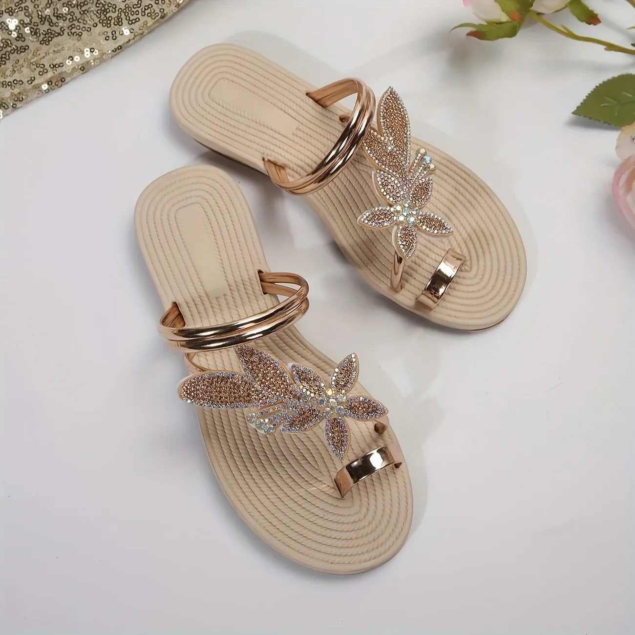 Summer new Maple Leaf women's flat sandals, comfortable and convenient beach style, one foot with outdoor light round-toed slippers