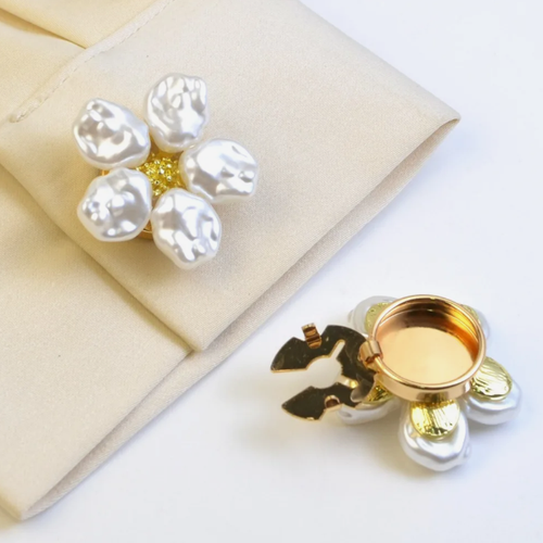Decorative accessories: buttons, brooches, collar clips